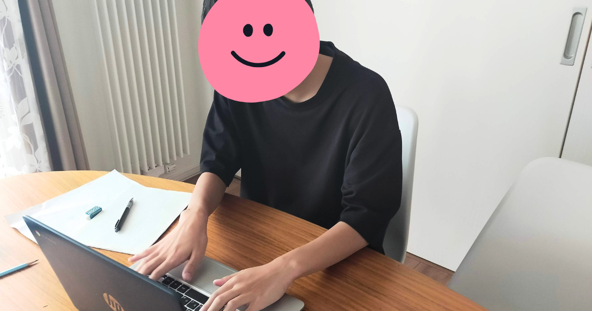 自宅で通信教育をする子